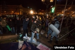 Алаңдағы шерушілерге милицияның күш қолдануы наразылықты күшейтіп жіберді. Киев, 30 қараша 2013 жыл.