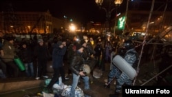 «Բերկուտ»-ի մարտիկները Կիևում ցրում են ընդդիմության ցույցը: 30-ը նոյեմբերի, 2013թ.