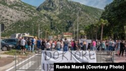 Građani Risna u Crnoj Gori blokirali magistralni put Kotor-Risan zbog najavljene smene doktora (27. maj 2021.) 
