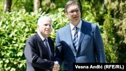 Pamje nga takimi i sotëm i senatorit McCain me kryeministrin Vuçiq në Beograd
