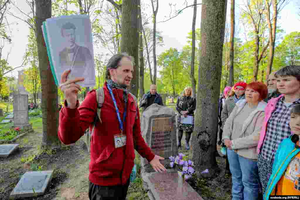 Праводзіць экскурсію па могілках экскурсавод Павал Каралёў, сакратар грамадзкай назіральнай камісіі аховы помнікаў пры Мінкульце