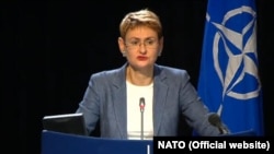 Purtătorul de cuvânt NATO, Oana Lungescu, a cerut autorităților din Kosovo să acţioneze imediat pentru reducerea tensiunilor.