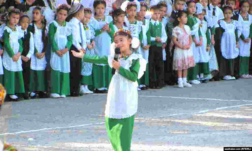 T&uuml;rkmenabat ş&auml;heriniň 11-nji mekdebind&auml;ki dabara.