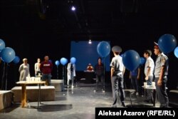 Эпизод, в котором на сцене появляется множество синих шариков. Алматы, 25 сентября 2018 года.