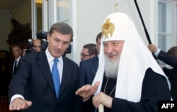Prim-ministrul estonian Andrus Ansip (stânga) discută cu Patriarhul Kirill al Moscovei și al întregii Rusii, în prima și ultima lui vizită la Tallinn, pe 14 iunie 2013. A fost o perioadă de destindere în relația Estonia-Rusia, dar anexarea Crimeii în anul următor a terminat-o.