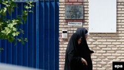 Местные жительницы проходят мимо здания закрытого до этого дня посольства Великобритании в Иране. Тегеран, 21 августа 2015 года.