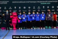 Игорь Жабаров (в центре) во время Всероссийской спартакиады Специальной олимпиады по зимним видам спорта, Казань, 2021 год