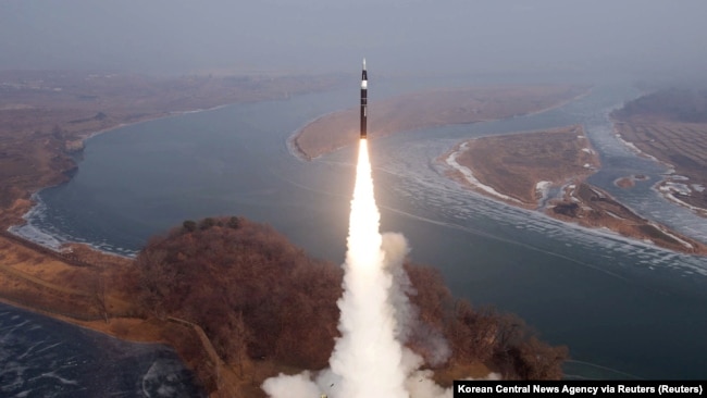 Testimi i një rakete të re balistike hipersonike me rreze të mesme veprimi të Koresë së Veriut në një vendndodhje të pazbuluar në DPRK më 6 janar 2025