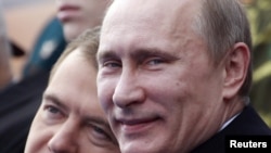 Оьрсийчоь -- Президент Медведев Дмитрий а, премьер-министр Путин Владимир а Толаман Дийнан тIеман гайтамехь, Москох, 9Сти2011