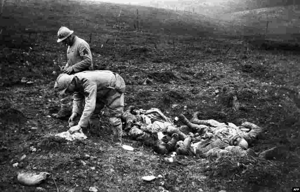 Францускія салдаты зьбіраюць целы загінулых таварышаў пад Вэрдэнам, 1 кастрычніка 1917. 