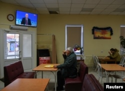 Посетители кафе в Омске смотрят пресс-конференцию Путина, 2023 год