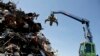 Feldolgozásra váró hulladék a Mü-Gu Kft. budapesti telepén 2016. június 8-án. A hulladékanyag-kereskedő és feldolgozó cégnél a hulladék több mint 85 százalékát újrahasznosítják. (Képünk illusztráció).