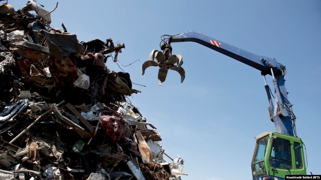 Feldolgozásra váró hulladék egy budapesti telephelyen 2016. június 8-án