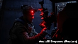 Ілюстраційне фото. Артилерист Нацгвардії України готується до вогневої роботи з гаубиці Д-30 у бік російських військ на позиції поблизу Куп’янська, Харківська область, жовтень 2025 року