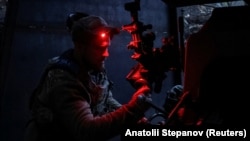 Ілюстраційне фото. Артилерист Нацгвардії України готується до вогневої роботи з гаубиці Д-30 у бік російських військ на позиції поблизу Куп’янська, Харківська область, жовтень 2025 року