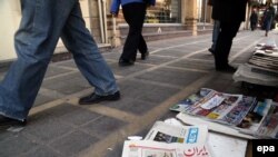 Novine na ulicama Teherana