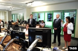 Ресей президенті Владимир Путин (оң жақтан екінші) Russia Today телеарнасының жаңа кешенінде. Мәскеу, 11 қаңтар 2013 жыл.