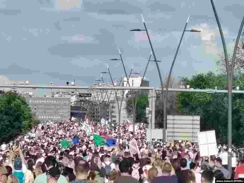 Kolona građana koja je krenula iz Zemuna ka Slaviji prolazi Brankovim mostom, koji spaja Novi Beograd i stari deo grada.