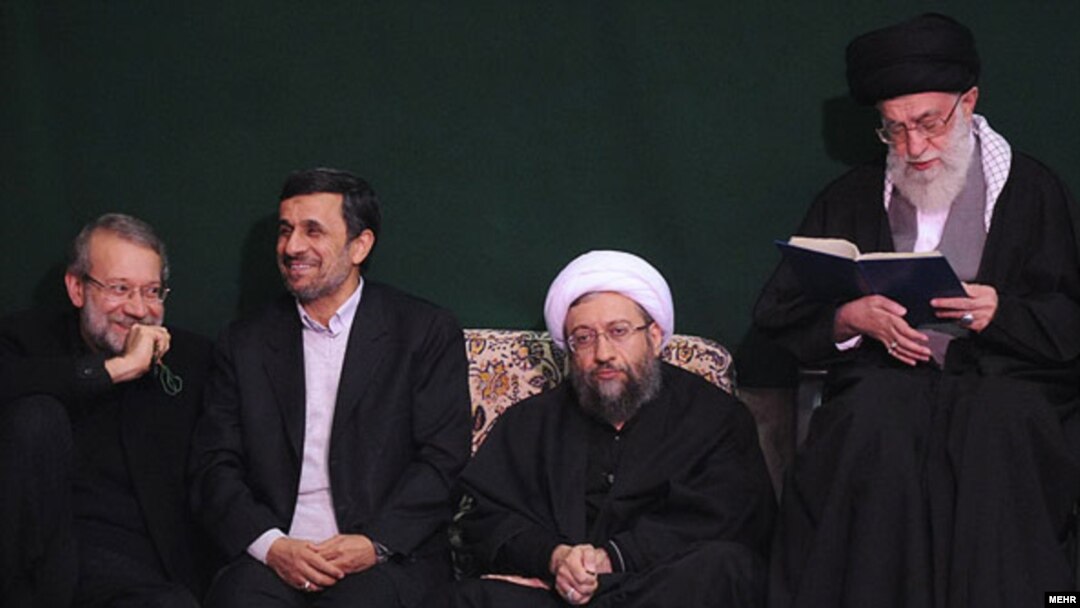 از راست: آیت‌الله علی خامنه‌ای، صادق لاریجانی، محمود احمدی‌نژاد و علی لاریجانی