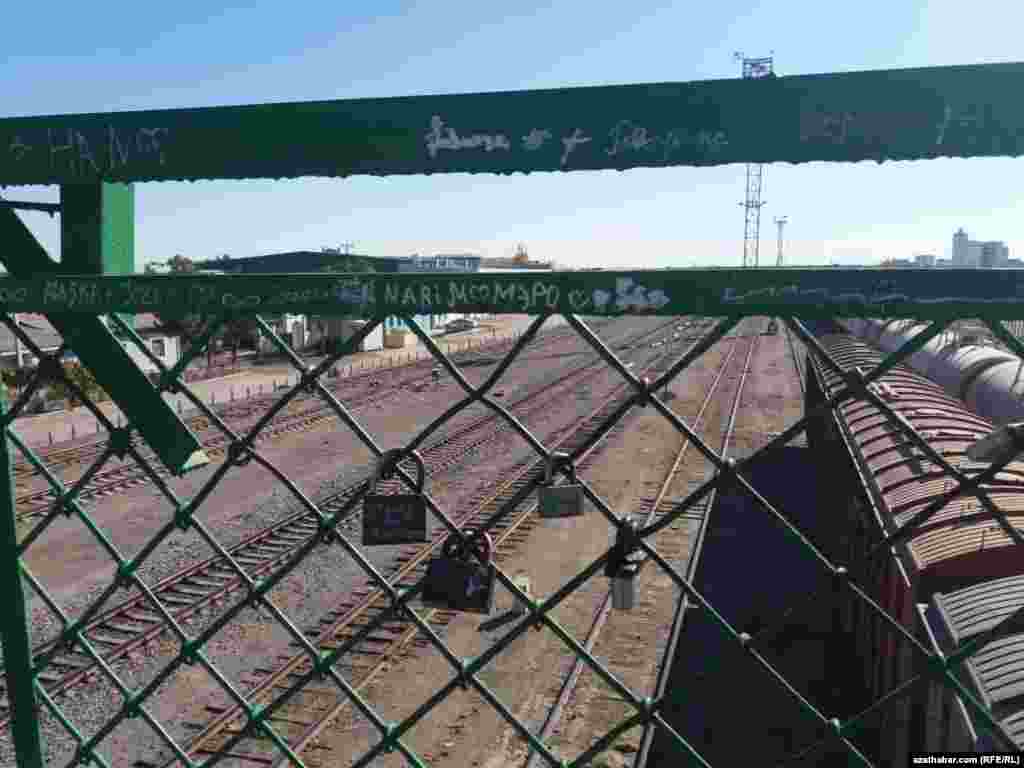 Türkmenabat. Demirýol köprüsinde galdyrylan &quot;söýgi gulplary&quot;.&nbsp;