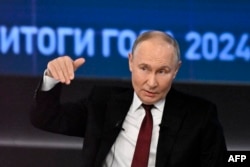 Vladimir Putin participă în fiecare an la o conferință de presă în care presa și oamenii de rând îi pot pune întrebări. Presa descrie evenimentul drept un amestec între iluzia de pompă a Kremlinului și kitsch-ul televiziunii rusești.