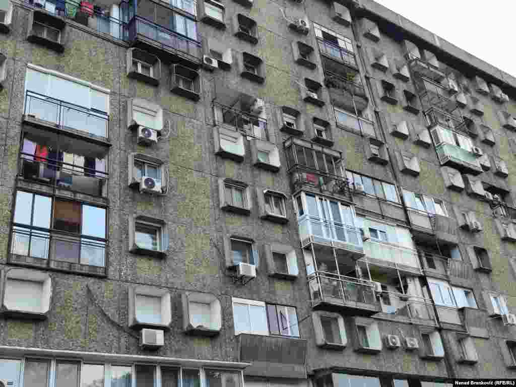 Andrijana Mirković za RSE objašnjava da je brutalizam nastao kao odgovor na ubrzanu urbanizaciju posleratne Jugoslavije."Imao je zadatak da omogući brzu, racionalnu i kvalitetnu izgradnju stambenih naselja za hiljade ljudi, koji su iz manjih mesta i sela dolazili u gradove", pojašnjava ona.Dve takve zgrade nalaze se u Bloku 28, a nadenut im je naziv "Televizorke", jer su prozori izgledali kao raniji kockasti televizori. Građene početkom 1970-ih po projektu arhitekte Ilije Arnautovića, dugačke su 280 metara.  "Televizorke" su deo zaštićene Centralne zone Novog Beograda i nalaze se na uglu Bulevara umetnosti i auto-puta, i na uglu Bulevara Milutina Milankovića i ulice Španskih boraca.