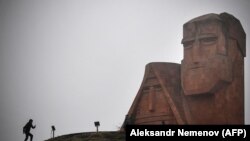 Расположенных в Степанакерте монумент «Мы - наши горы» («Дед и баба»), являющийся одним из символов Нагорного Карабаха