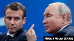 Эммануэль Макрон и Владимир Путин, архивное фото