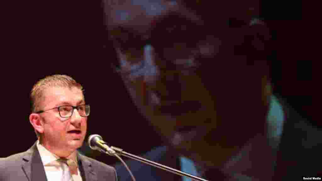 МАКЕДОНИЈА - Опозицијата ги критикува новите мерки на Владата за спречување на ширење на коронавирусот. За ВМРО-ДПМНЕ овие мерки – немерки, како што ги нарекува, велат дека цела зграда за хирургија во кампусот Мајка Тереза, ќе ја претворат во ковид центар. Од партијата сметаат дека е грешка потегот со кој, како што велат, се претвори целокупното здравство во ковид- здравство, лечејќи само една дијагноза.