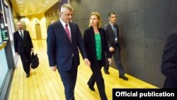 Presidenti i Kosovës, Hashim Thaçi me shefen e BE-së për politkë të Jashtme, Federica Mogherini, foto nga arkivi