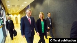 Presidenti kosovar, Hashim Thaçi, dhe kryediplomatja e Bashkimit Evropian, Federica Mogherini, gjatë një takimi në Bruksel.