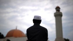 Musliman ispred džamije, ilustrativna fotografija