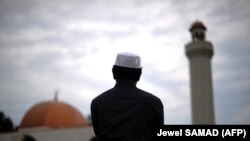 Një mysliman merr pjesë nëlutje në një xhami në Silver Spring, Maryland. (Foto nga arkivi) 