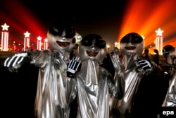 Люди в костюмах инопланетян в Китае на фестивале пива в городе Циндао