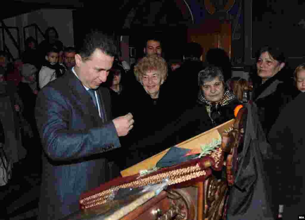Премиерот Никола Груевски присуствуваше на свечена божиќна литургија во црквата &bdquo;Св. Петка&ldquo; во Скопје.