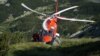 Хеликоптер на компанията "Хели Ер" извършва сложна маневра по време на спасистелна акция в Пирин през 2018 г.