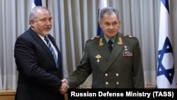 Авигдор Либерман и министр обороны России Сергей Шойгу, октябрь 2017 года