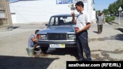 "Ýuwalgalaryň ýapylmagy bilen indi özüň bedrede suw daşap, ulagyňy ýuwmaly bolýarsyň”.