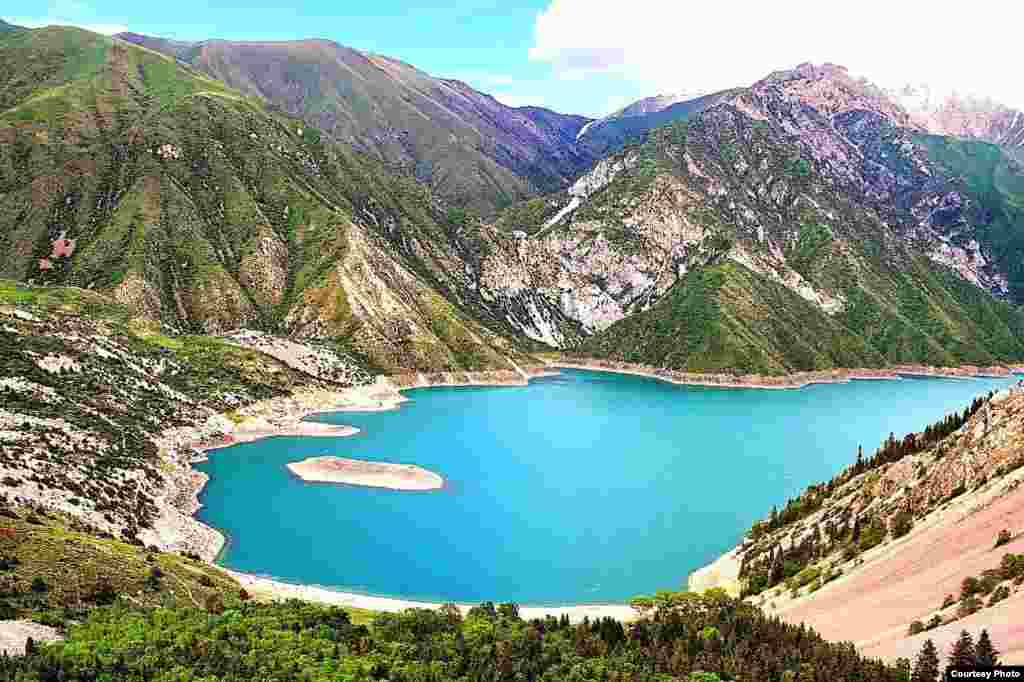 Озеро Кара-Суу расположено в Джалал-Абадской области в районе хребта Такталык, на высоте &nbsp;две тысячи метров над уровнем моря. Озеро образовалось в древние времена в результате обвала части горного массива в котловину.