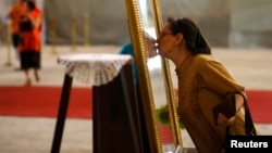 Kissing religious icons is a common practice in Orthodox tradition and some church leaders seem to have no intention of putting a stop to it despite the current pandemic. (file photo)