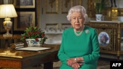 Королева Великобритании Елизавета II выступает с обращением к нации в замке Виндзор. Кадр Букингемский дворец распространил 5 апреля 2020 года.