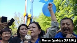 Собравшиеся в Центральном парке Алматы. 1 мая 2019 года.