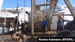 «Кыргызмунайгаздын» жумушчулары бургулоо иштерин алып барууда.