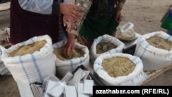 В Туркменабаде увеличивается торговля махоркой.