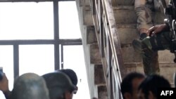 Пакістанскія вайскоўцы аглядаюць целы забітых. 20.01.2016