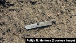 Imagine publicată de Poliție cu rămășițe de dronă găsite în apropiere de Colonița, mun. Chișinău în noaptea de 17 spre 18 septembrie 2026