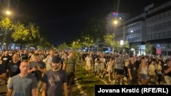 Kolona demonstranata se kreće ka drugim prostorijama vladajuće Srpske napredne stranke, Novi Sad, 14.8.2025.