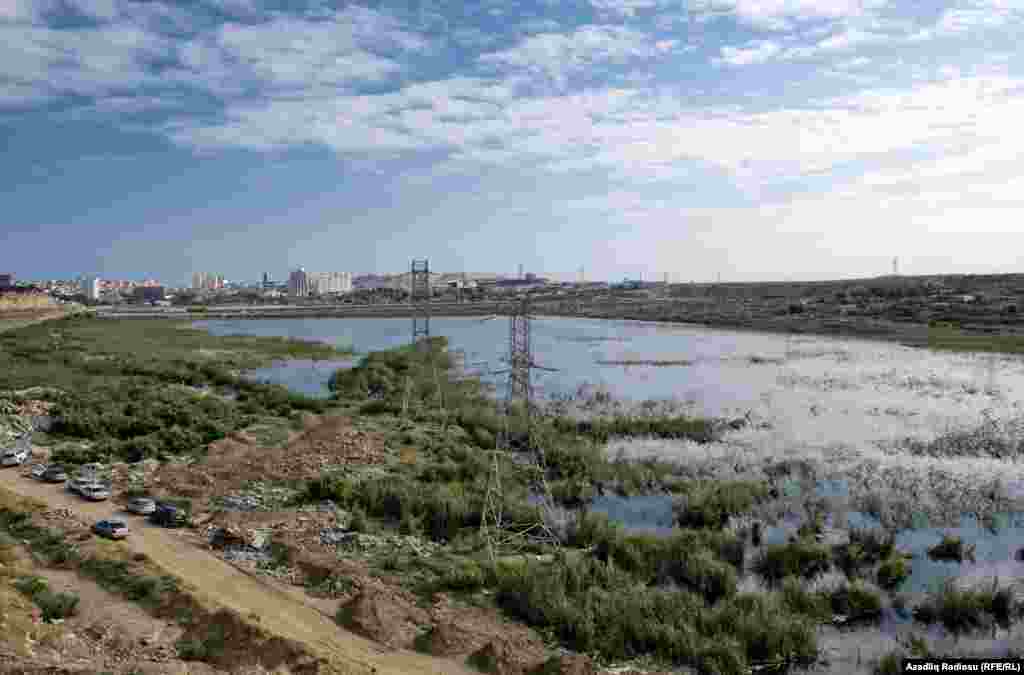 Şənbə-bazar günləri gölün ətrafına yığılan avtomobillər balıqçıların çox olduğunu göstərir. 