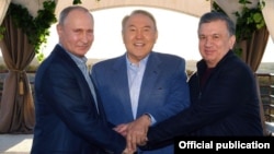 Russian President Vladimir Putin, former Kazakh President Nursultan Nazarbaev, and Uzbek President Shavkat Mirziyoev shake hands in 2018.