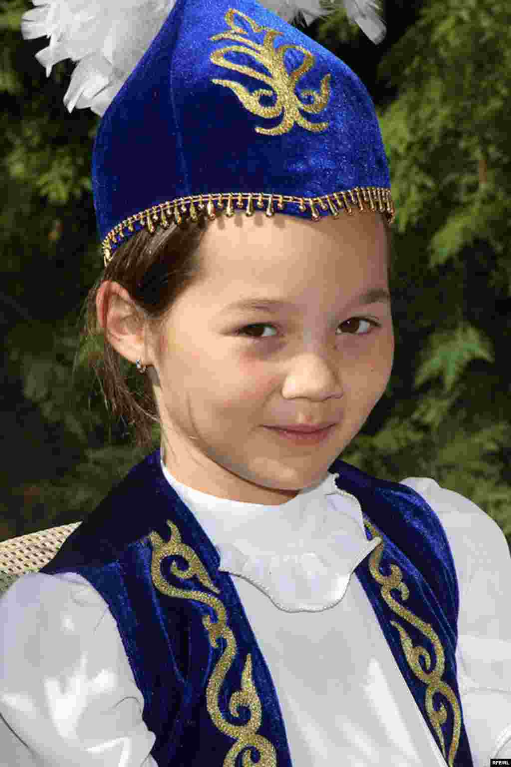 Қандай ән айтсам екен -ә! - Kazakhstan-Kazakh Service Web Party, Kazakh Girl Wearing Kazakh Costume